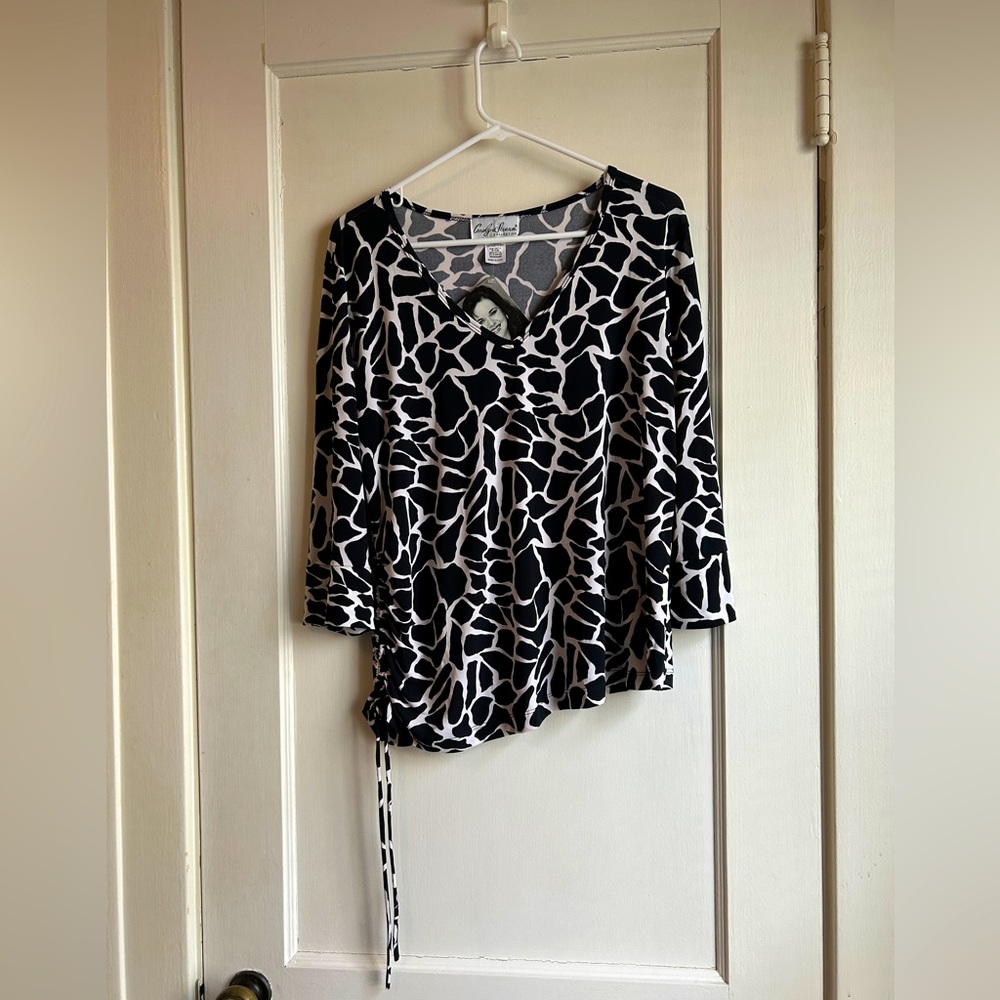 NWT!! Women’s Carolyn Strauss Collection top - Size Medium